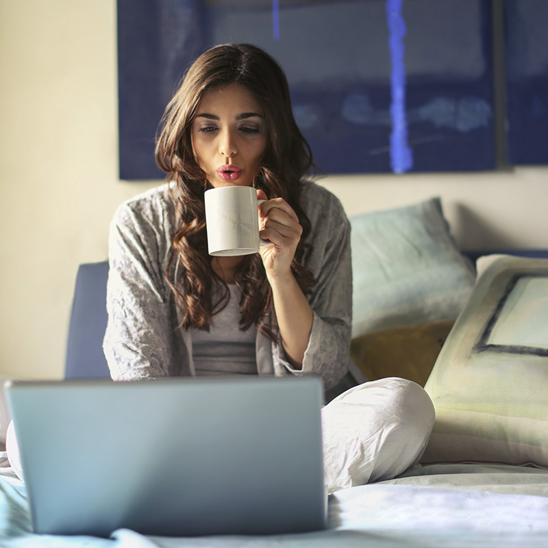 mujer taza de café