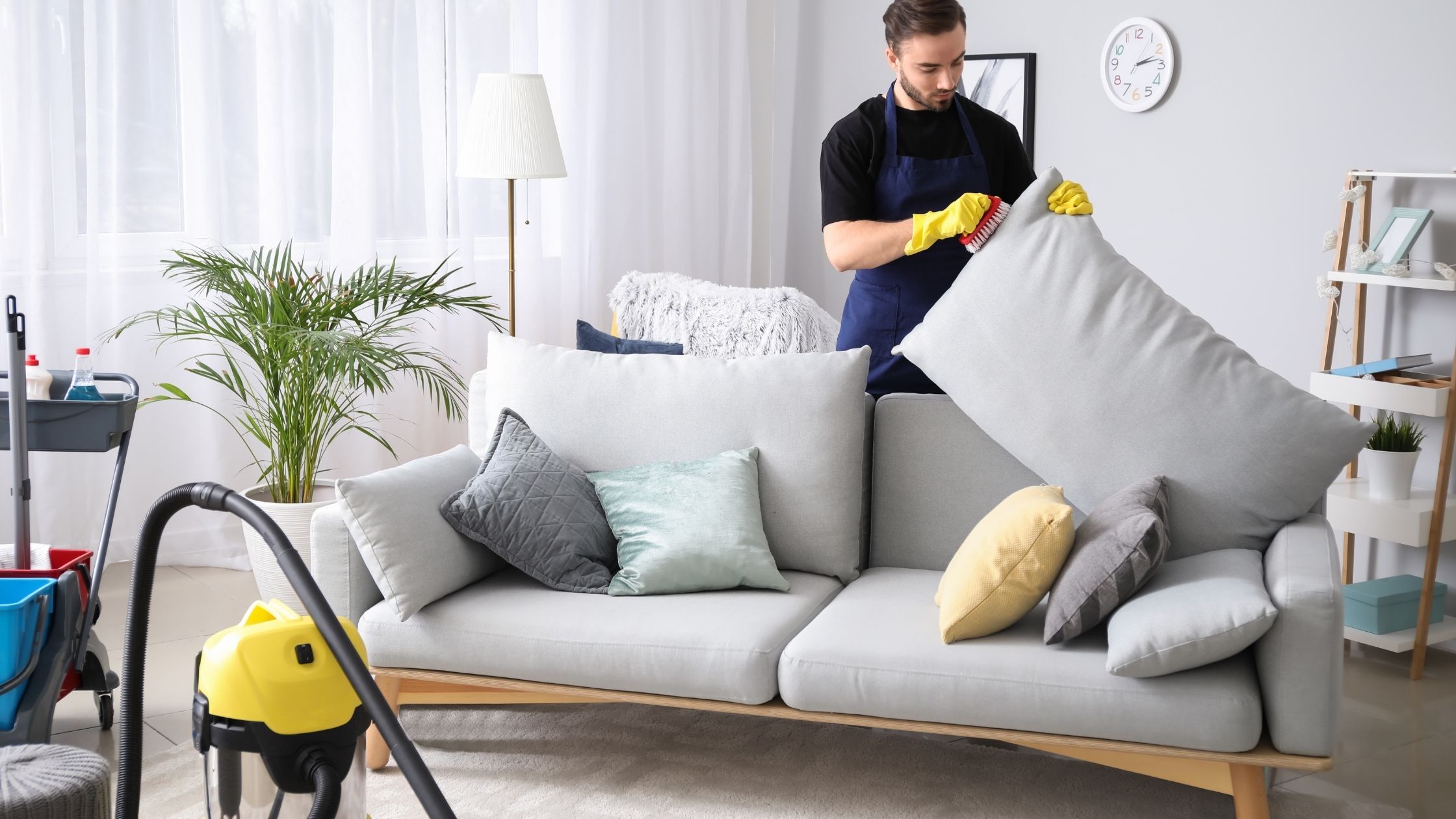 Cómo limpiar un sofá de tela antimanchas